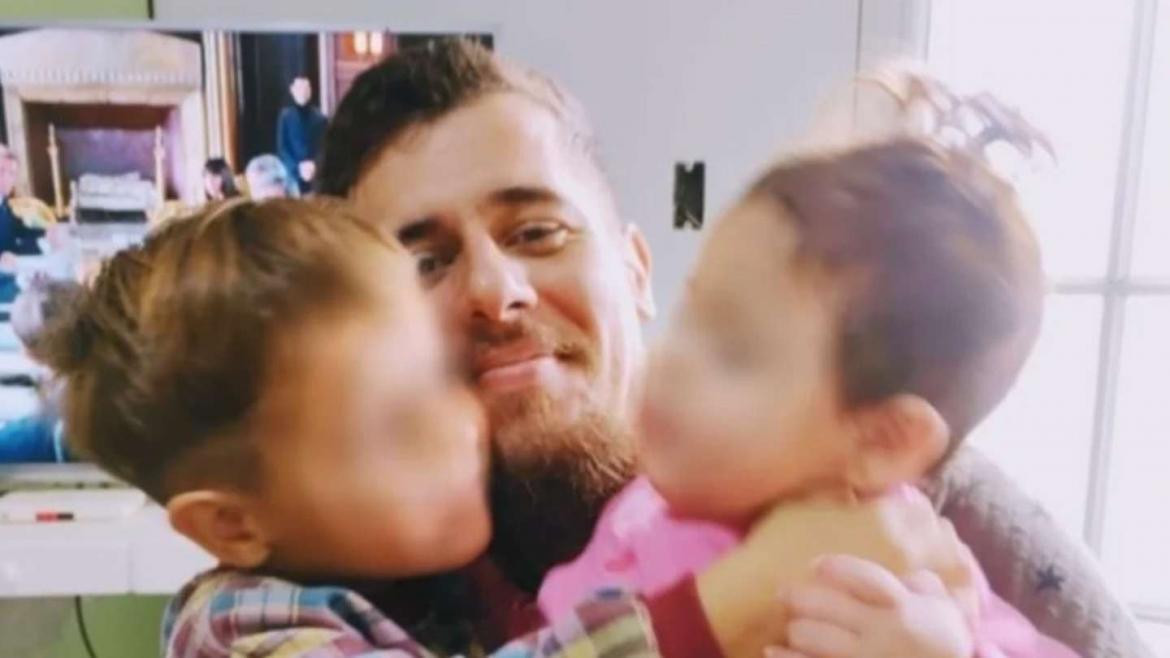 Christian Dupuy, padre de la víctima, en una foto junto a su hijo asesinado y su hermanita. Foto: Facebook de Christian Dupuy