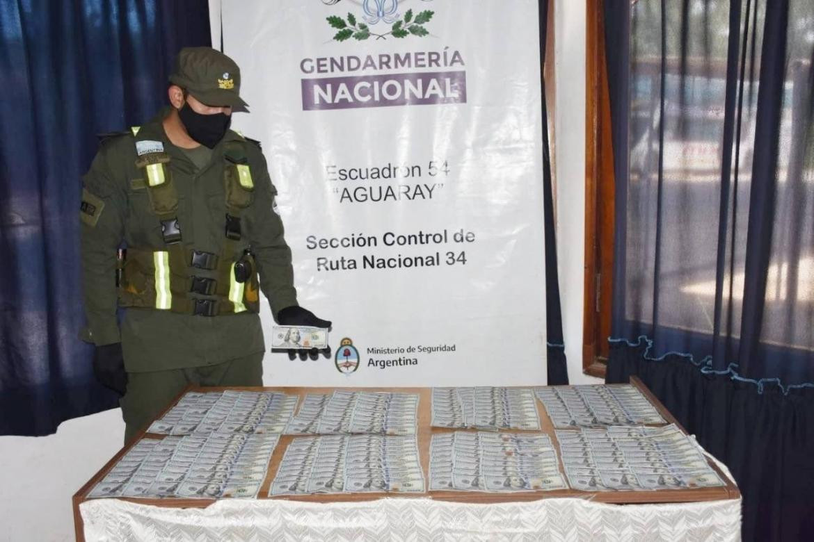 Gendarmería desbarató banda que transportaba dólares en paquetes de yerba