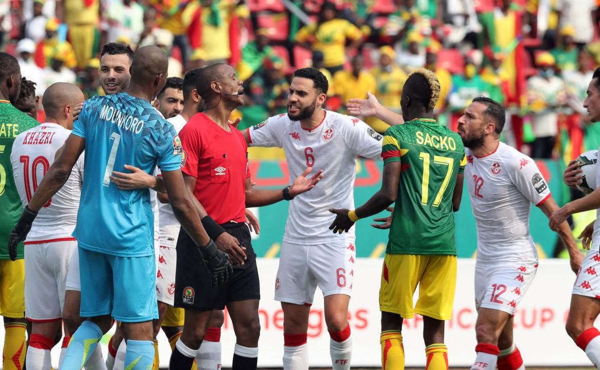 Escándalo en la Copa África por el árbitro del partido entre Túnez y Mali, REUTERS