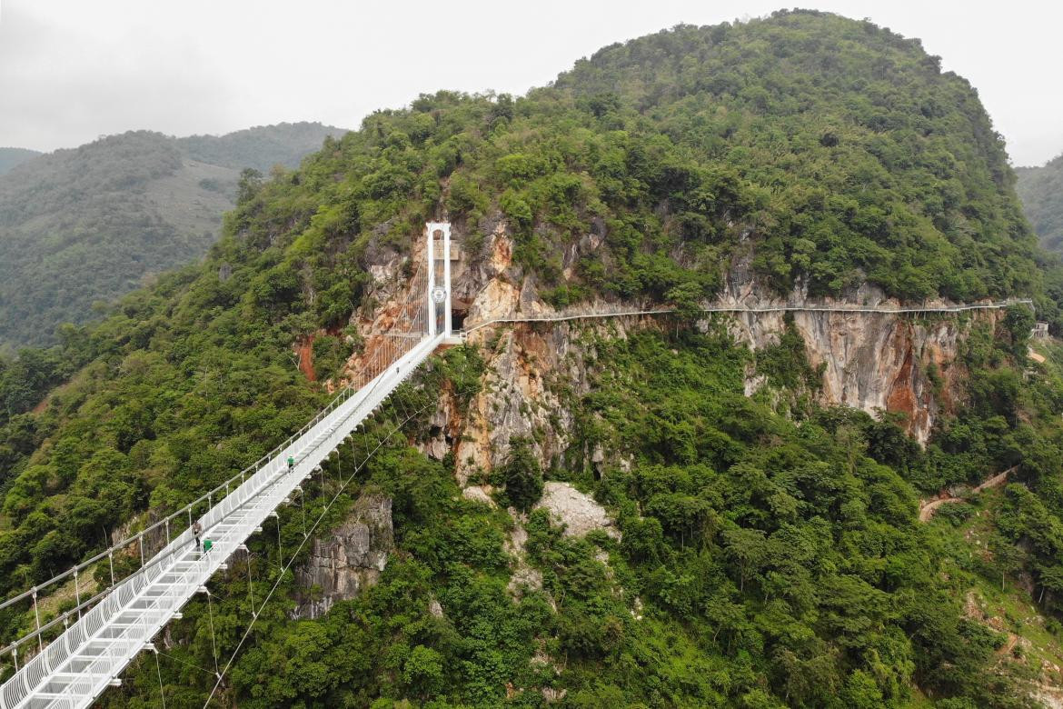  Vietnam inaugura un vertiginoso puente de cristal entre dos montañas. AFP