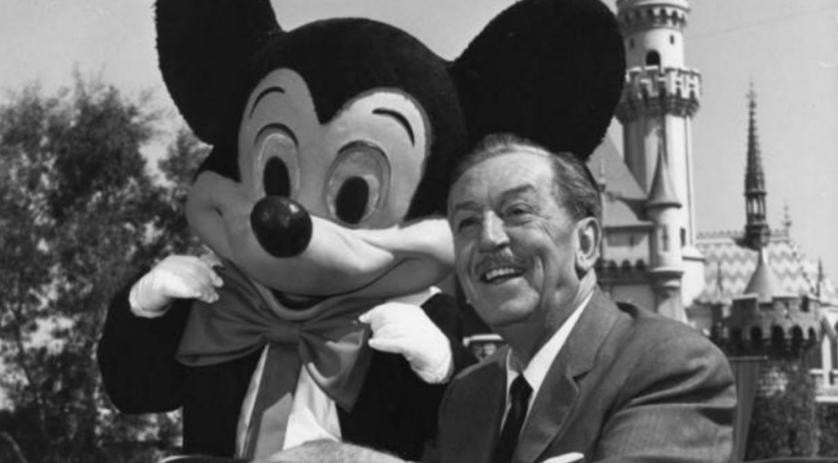 Mickey Mouse junto a su creador, Walt Disney. Foto: NA.