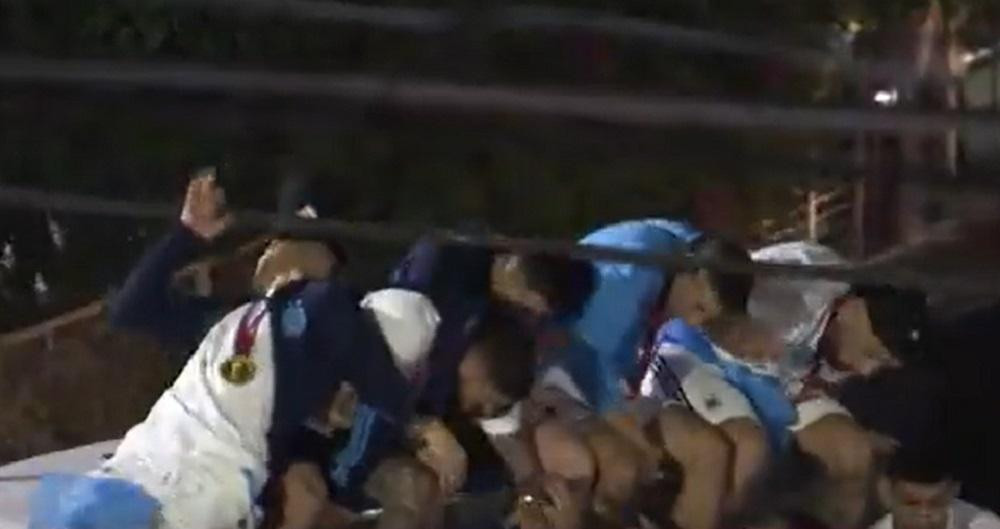 Tensión en la caravana de la Selección, foto captura de tv