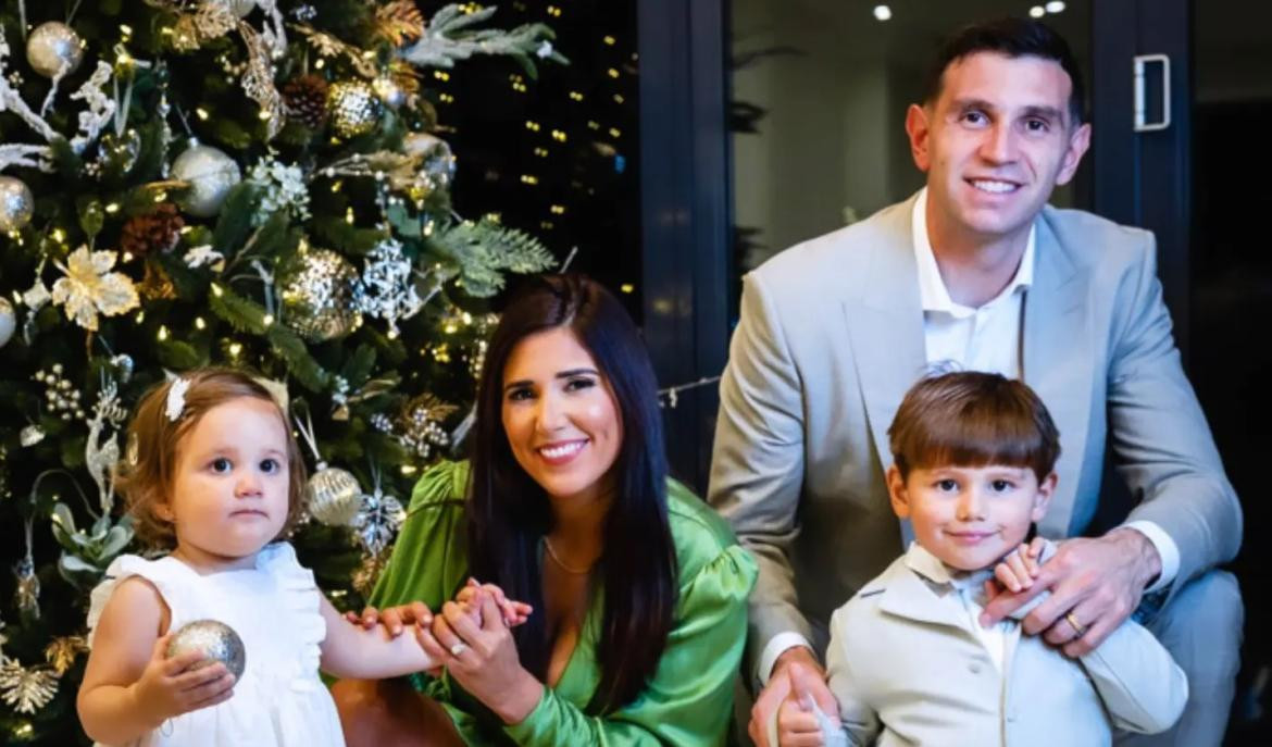 Dibu Martínez y su familia en Navidad. Foto: Instagram @mandinha_martinez_