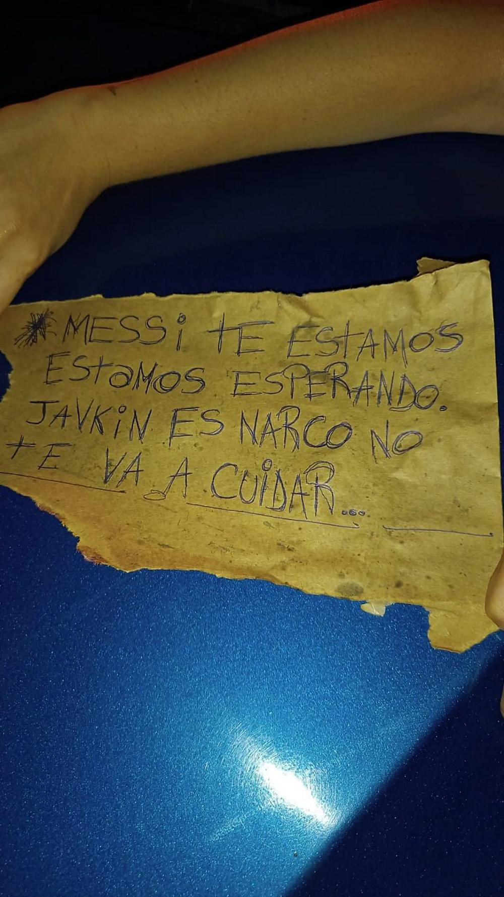 El cartón dedicado a Messi. Foto: Redes sociales.