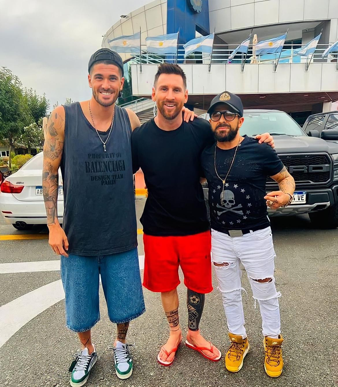 Messi con su tatuaje del 5 de copas en su pierna izquierda. Foto: Twitter.