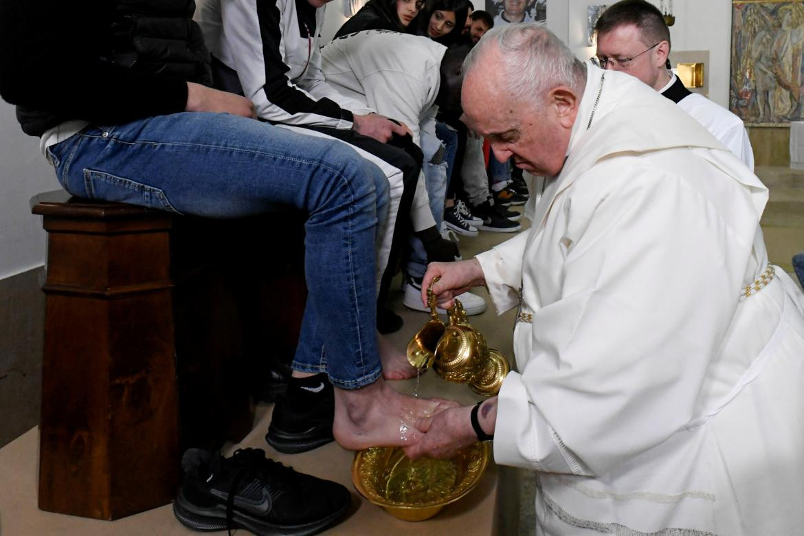 Lavado de pies del Papa Francisco en el Jueves Santo. Foto: REUTERS.