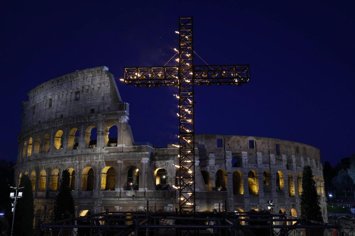 Vía Crucis en el Vaticano. Foto: EFE