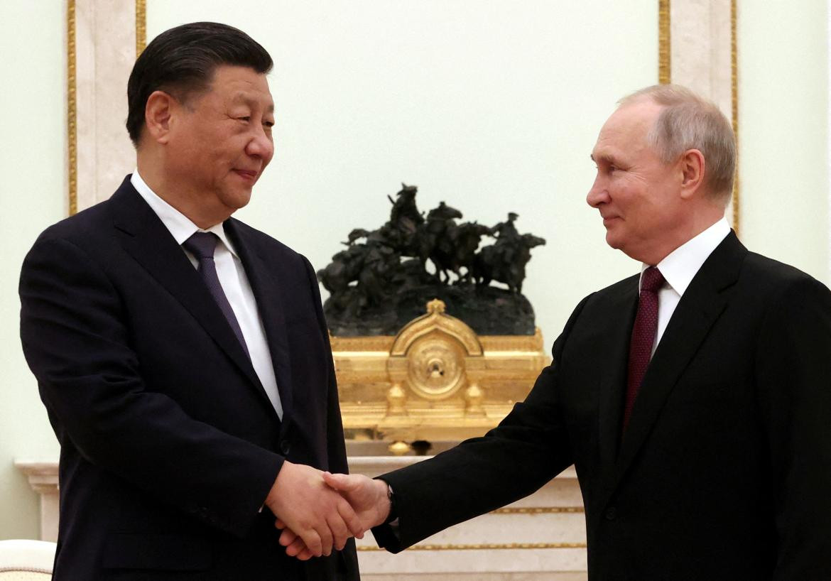 El presidente ruso Vladimir Putin le da la mano al presidente chino Xi Jinping durante una reunión en el Kremlin en Moscú_ Rusia_ marzo de 2023_ SputnikSergei Karpukhin Pool vía REUTERS