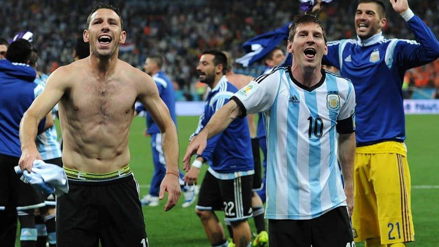 Lionel Messi y Maxi Rodríguez en el Mundial 2014. Foto: Archivo.