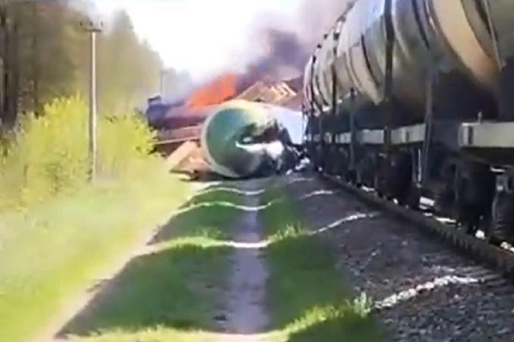 Un tren de carga ruso descarriló tras una explosión en las vías, foro captura de video	