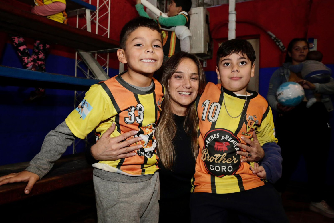 Malena Galmarini entregó camisetas y productos deportivos en clubes de Tigre. Foto: Prensa.
