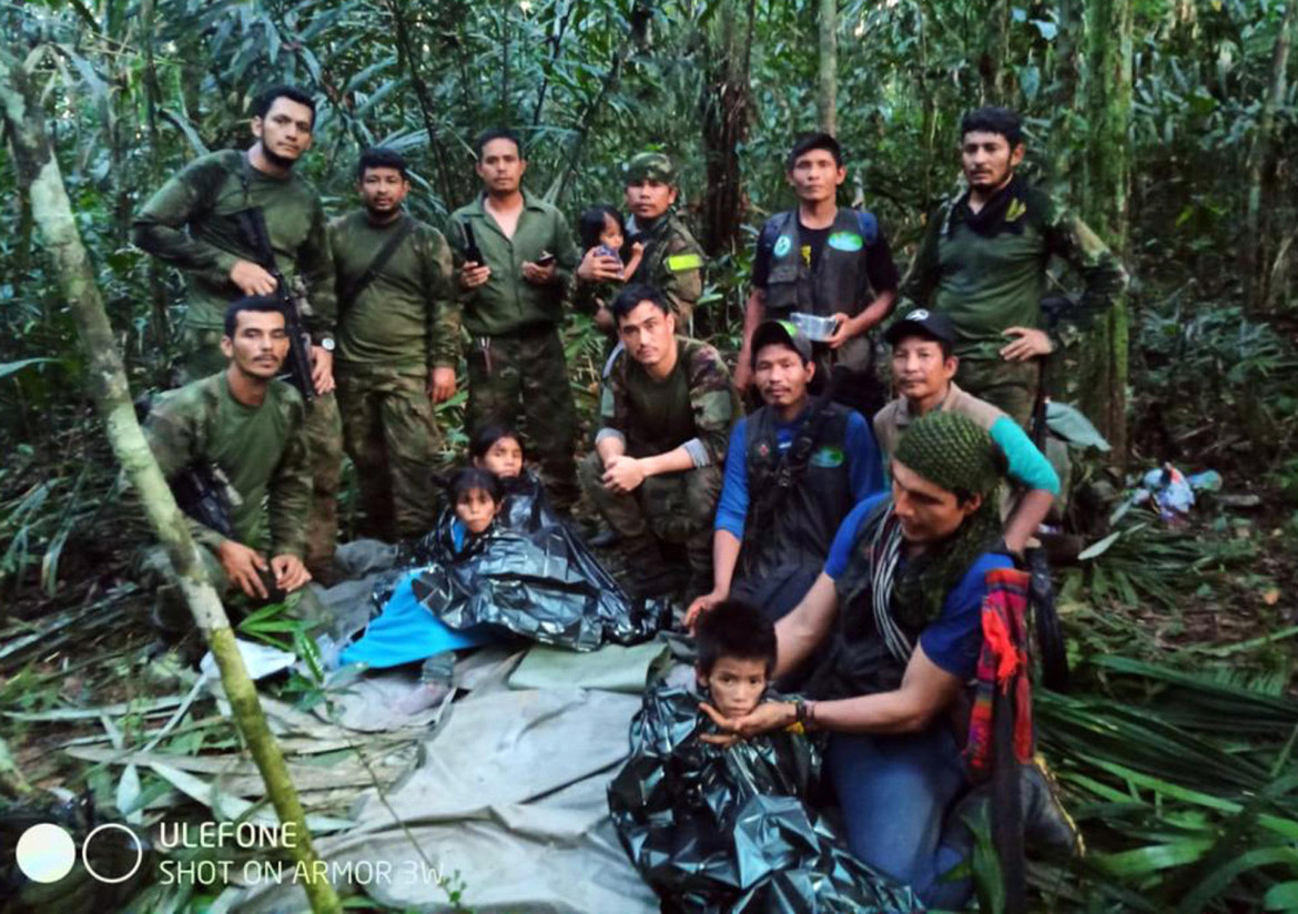 Soldados e indígenas junto a los niños rescatados tras 40 días en la selva. Fuente: EFE.