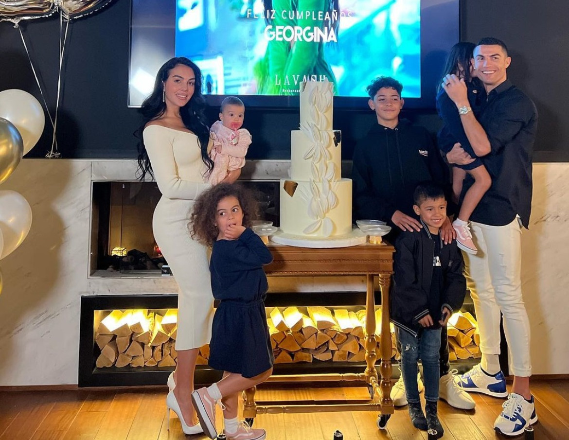 Cristiano Ronaldo y Georgina Rodríguez juntos  a sus hijos. Foto: Instagram @georginagio.