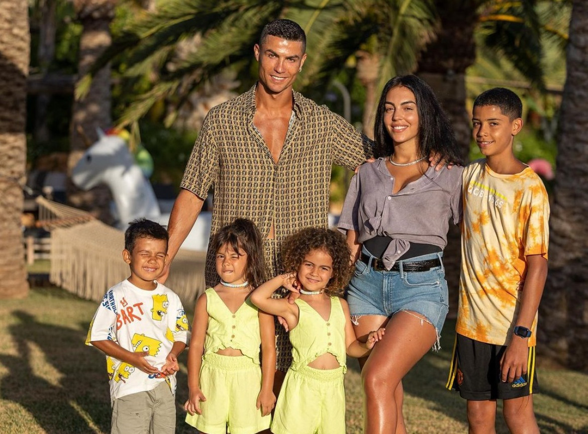Cristiano Ronaldo junto a Georgina Rodríguez y sus hijos. Foto: Instagram @georginagio.