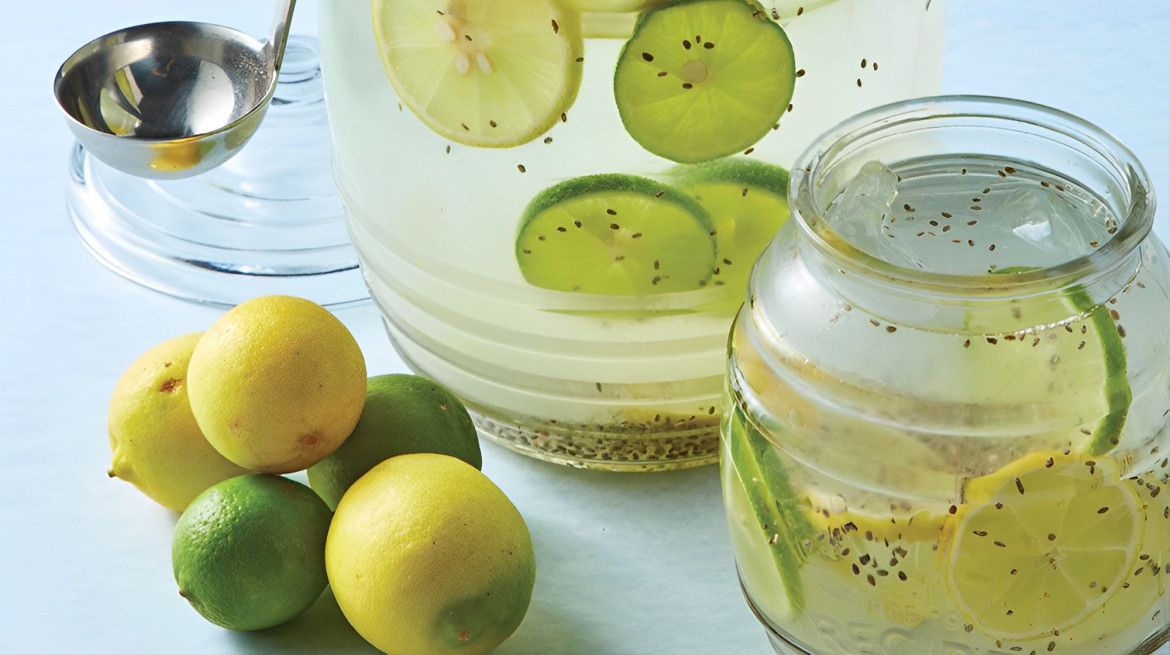 La bebida que aparentemente “hace milagros en el cuerpo” mezcla agua con limón y semillas de chía. Foto: Cocina Fácil.