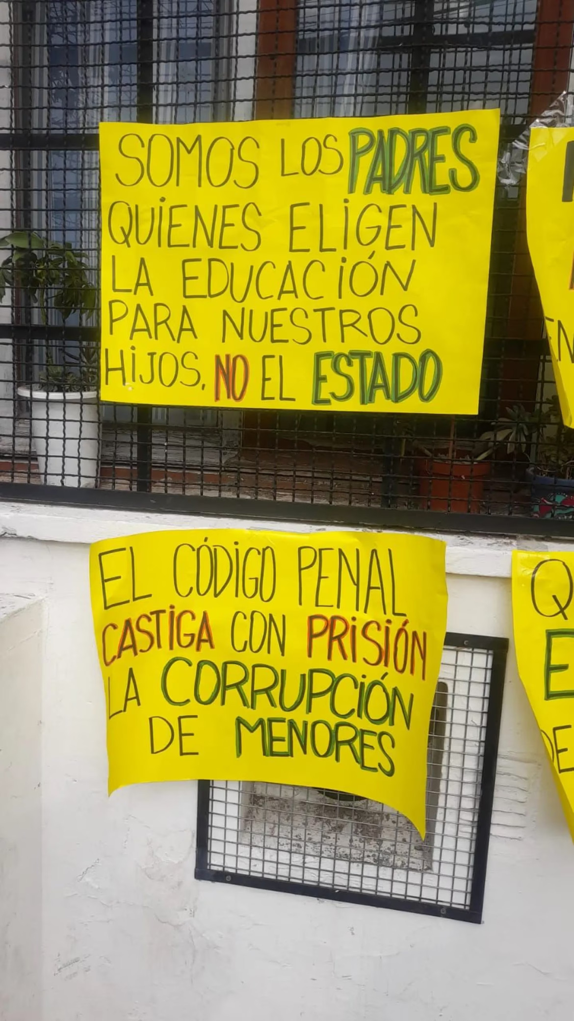 Los carteles que pegaron padres y madres de alumnos de la Escuela Secundaria 93 de La Plata. Foto: TN.