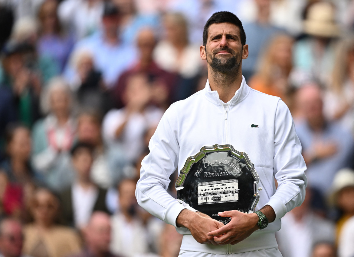 La tristeza de Novak Djokovic tras caer en la final de Wimbledon ante Alcaraz. Foto: Reuters.