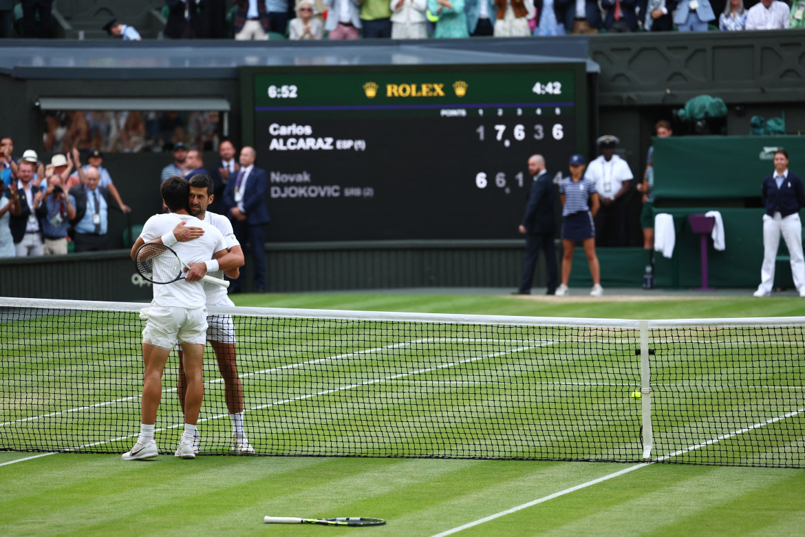 Carlos Alcaraz venció a Novak Djokovic en cinco sets. Foto: Reuters.