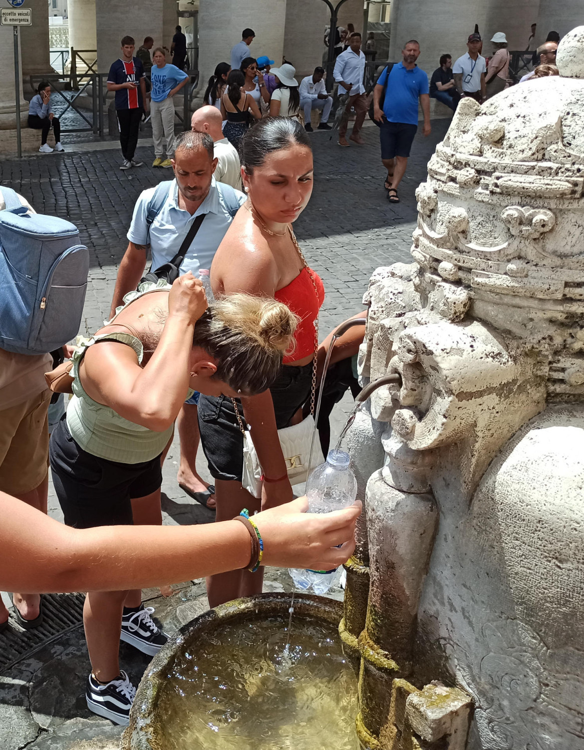 Personas refrescándose por el calor en Roma, Italia. Foto: EFE