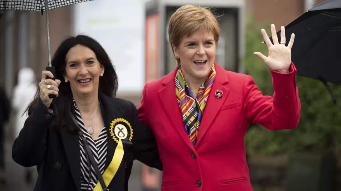 Margaret Ferrier y la exprimer ministro de Escocia, Nicola Sturgeon. Foto: Reuters