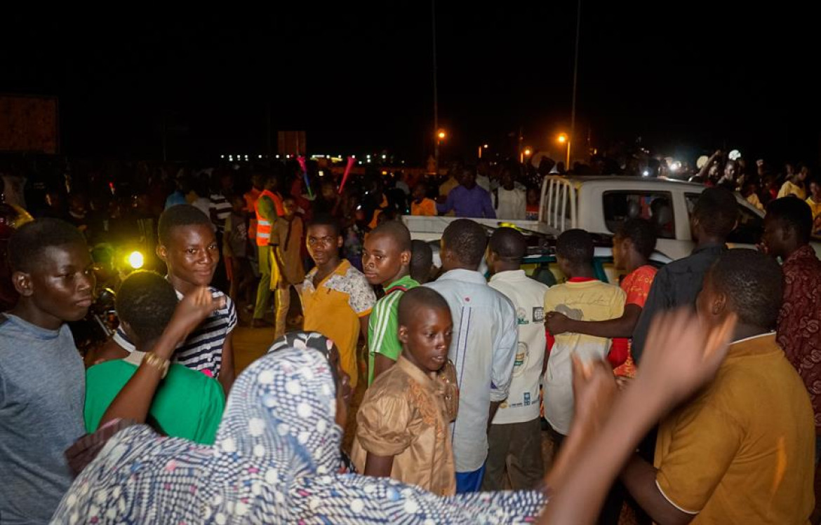 Partidarios de la junta militar se reúnen en una rotonda que conduce a Niamey, Níger,