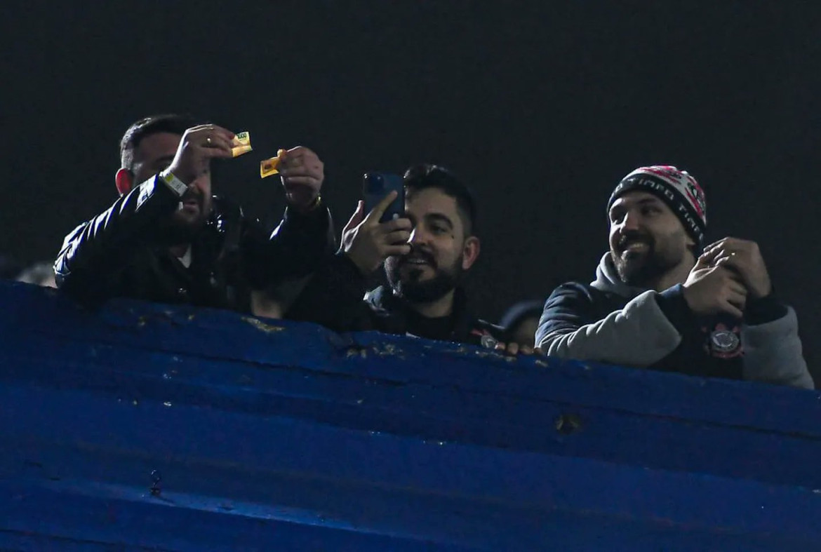 Hinchas brasileños rompiendo billetes argentinos en los estadios.
