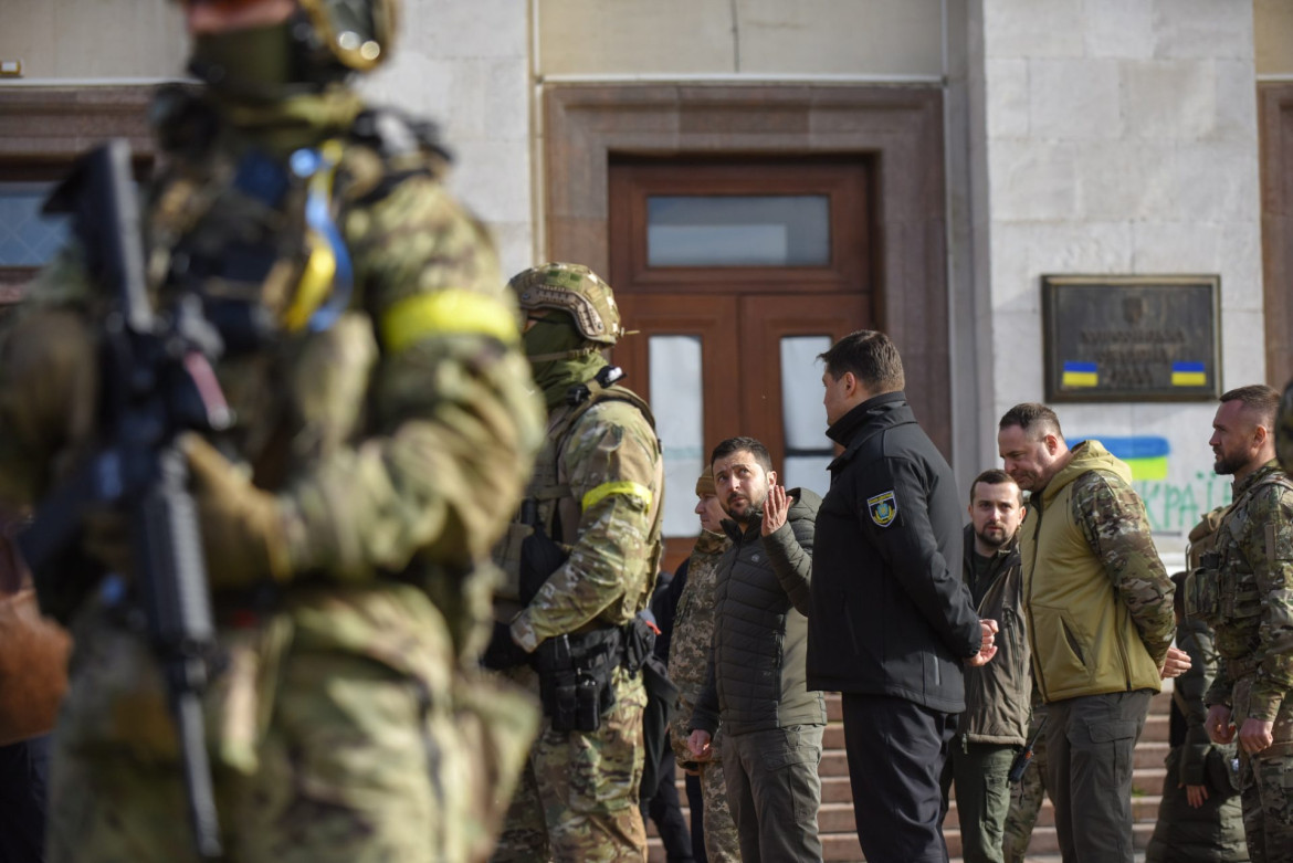 Zelenski junto al ejército ucraniano. Foto: EFE