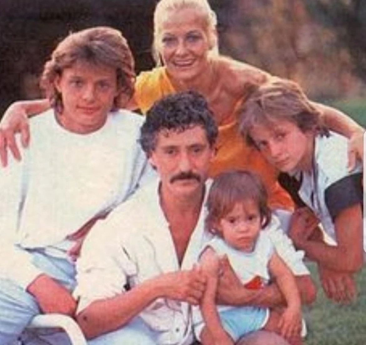 Luis Miguel, su madre Marcela, su padre Luis Rey y sus hermanos. Foto: archivo.
