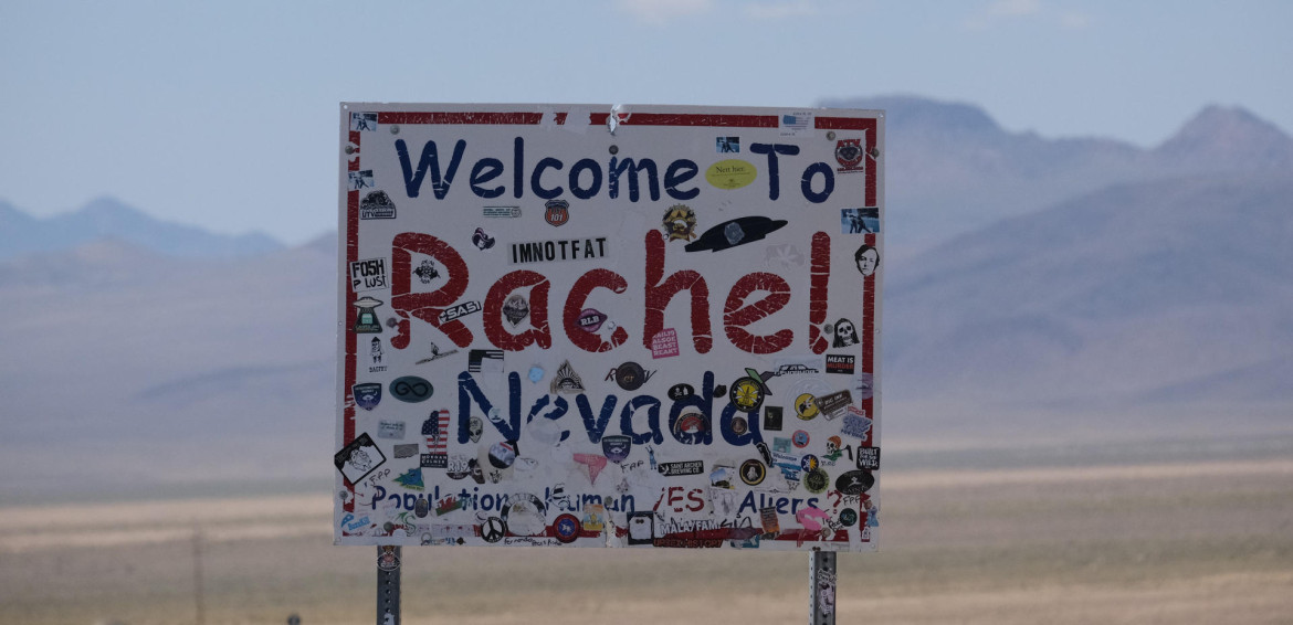 Cartel de bienvenida a Rachel, el pueblo donde se avistan ovnis en Estados Unidos