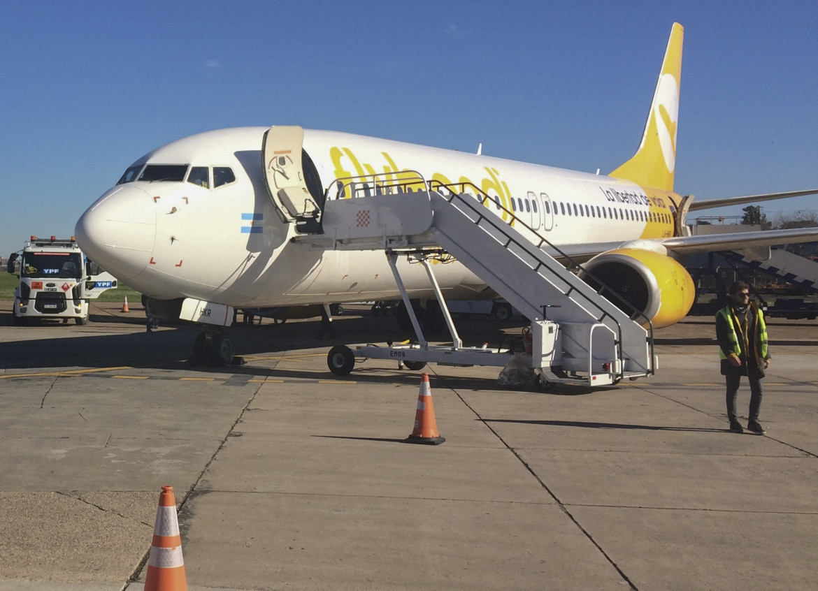 Avión de Flybondi, la empresa que lanzará una promoción con descuentos para jubilados. Foto: NA.
