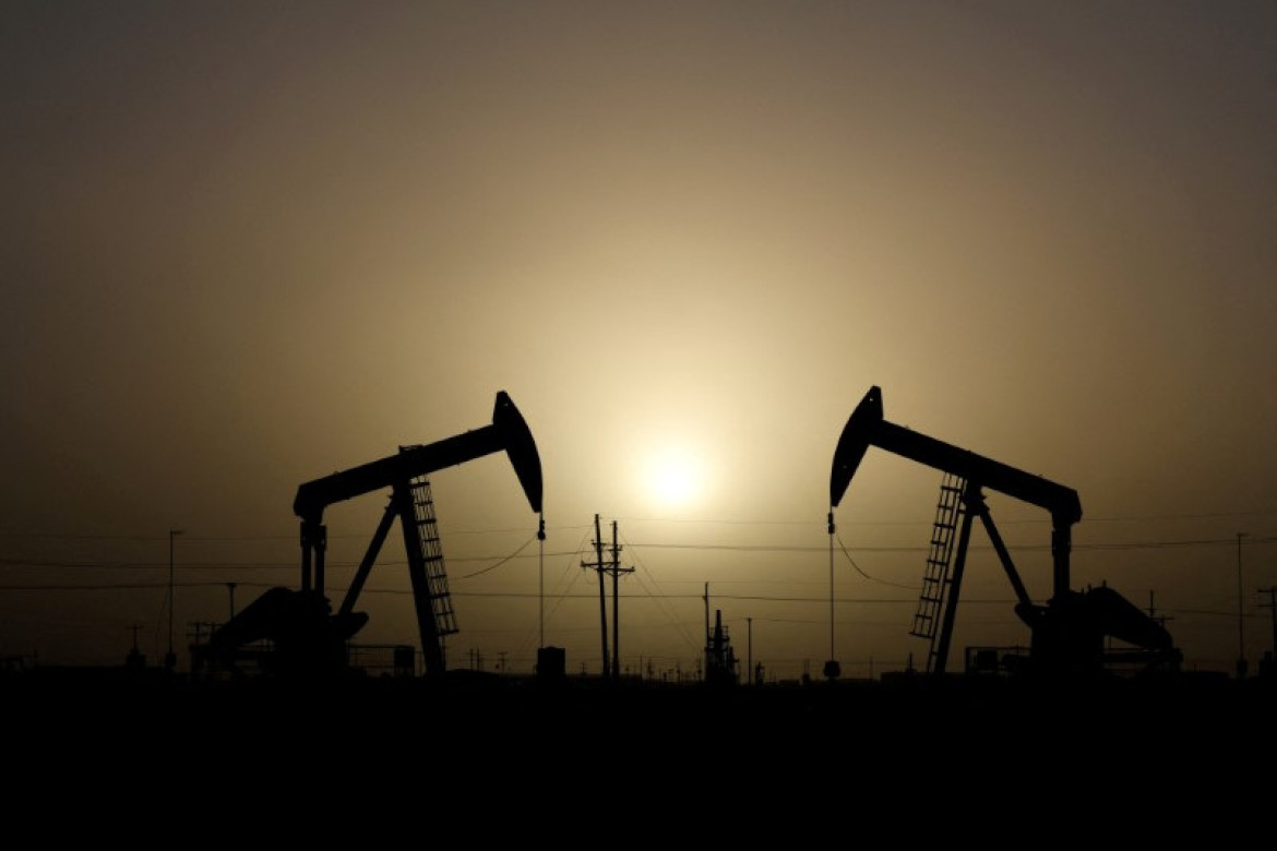 Balancines petroleros operan al atardecer en Midland, Texas, Estados Unidos. Foto: Reuters
