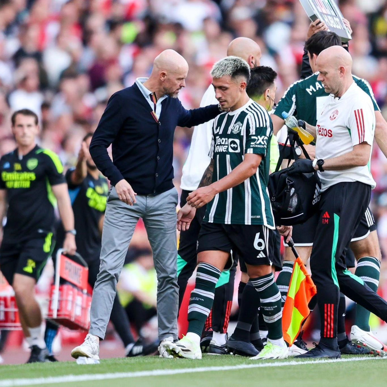 Lisandro Martínez se fue lesionado en la derrota del Manchester United. Foto: Instagram.