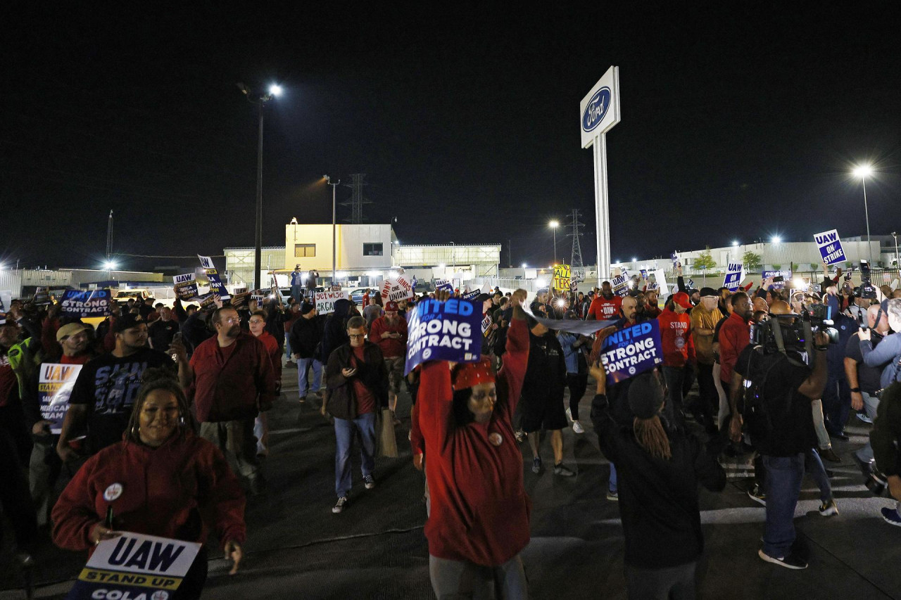 Huelga histórica por parte del sindicato automotriz de Estados Unidos. Foto: EFE.