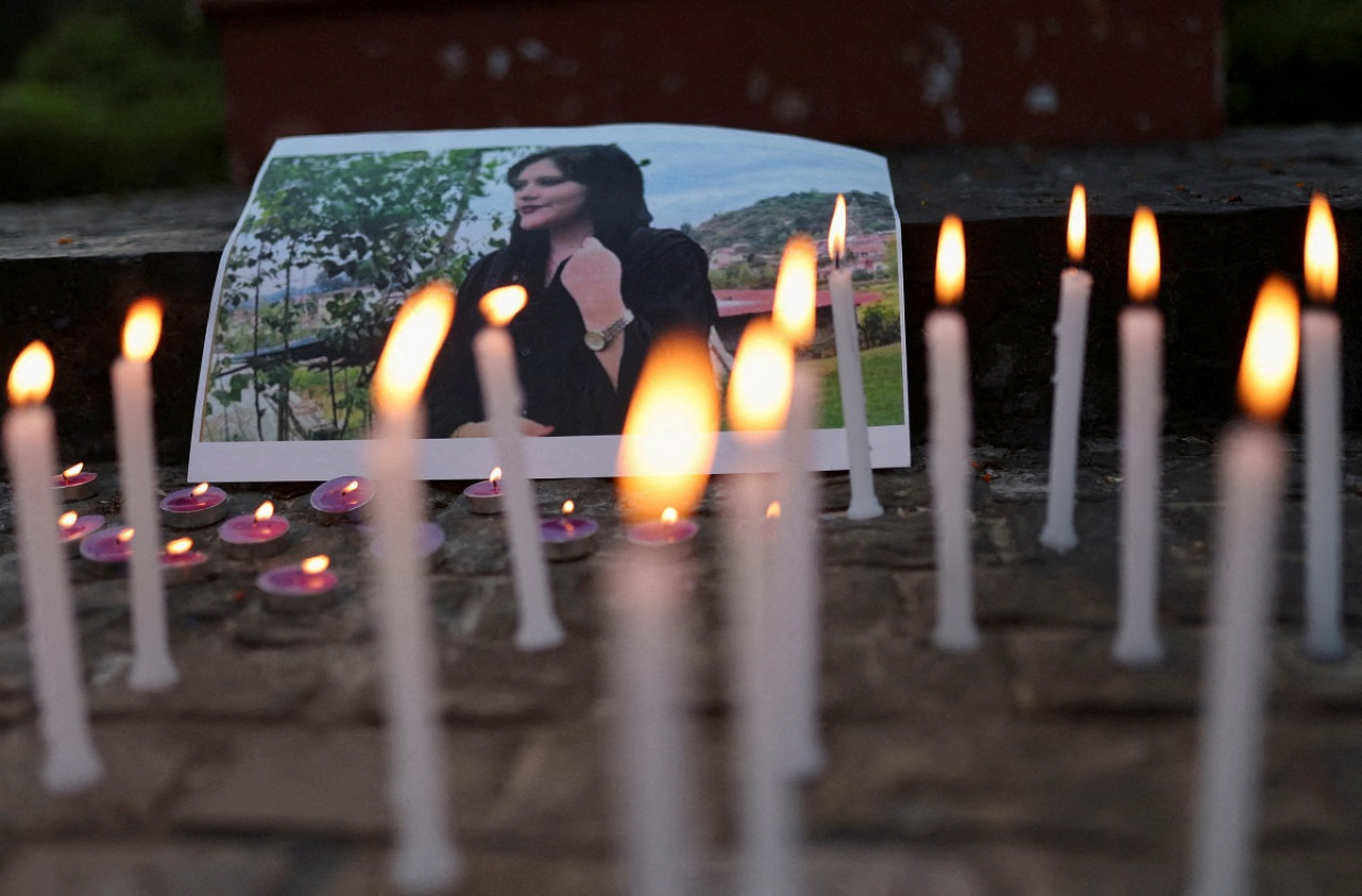 El recuerdo tras la muerte de Mahsa Amini en Irán. Foto: Reuters.