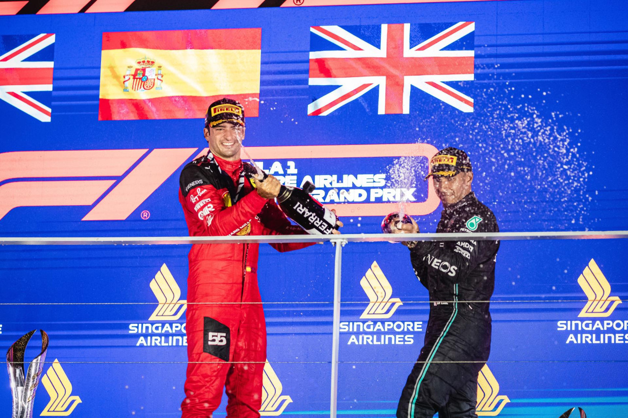 Sainz conquista el GP de Singapur y termina con la racha ganadora de Verstappen. Foto: EFE.