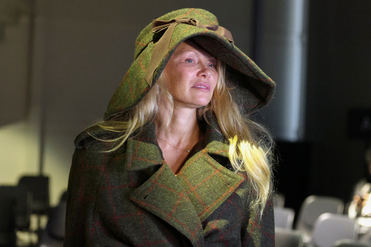 Pamela Anderson se mostró sin maquillaje en la semana de la moda de París. Foto: Reuters.