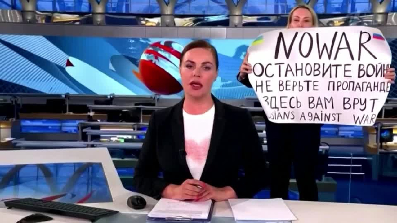 Protesta de periodista rusa en televisión. Foto: Reuters.