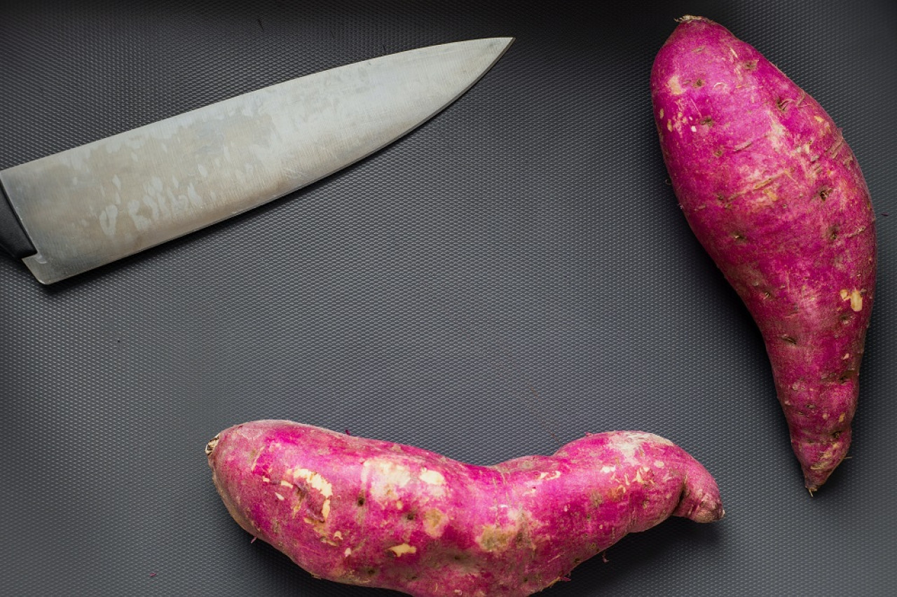Consumir batata puede ayudar a mantener estables los niveles de azúcar en sangre. Foto: Unsplash.