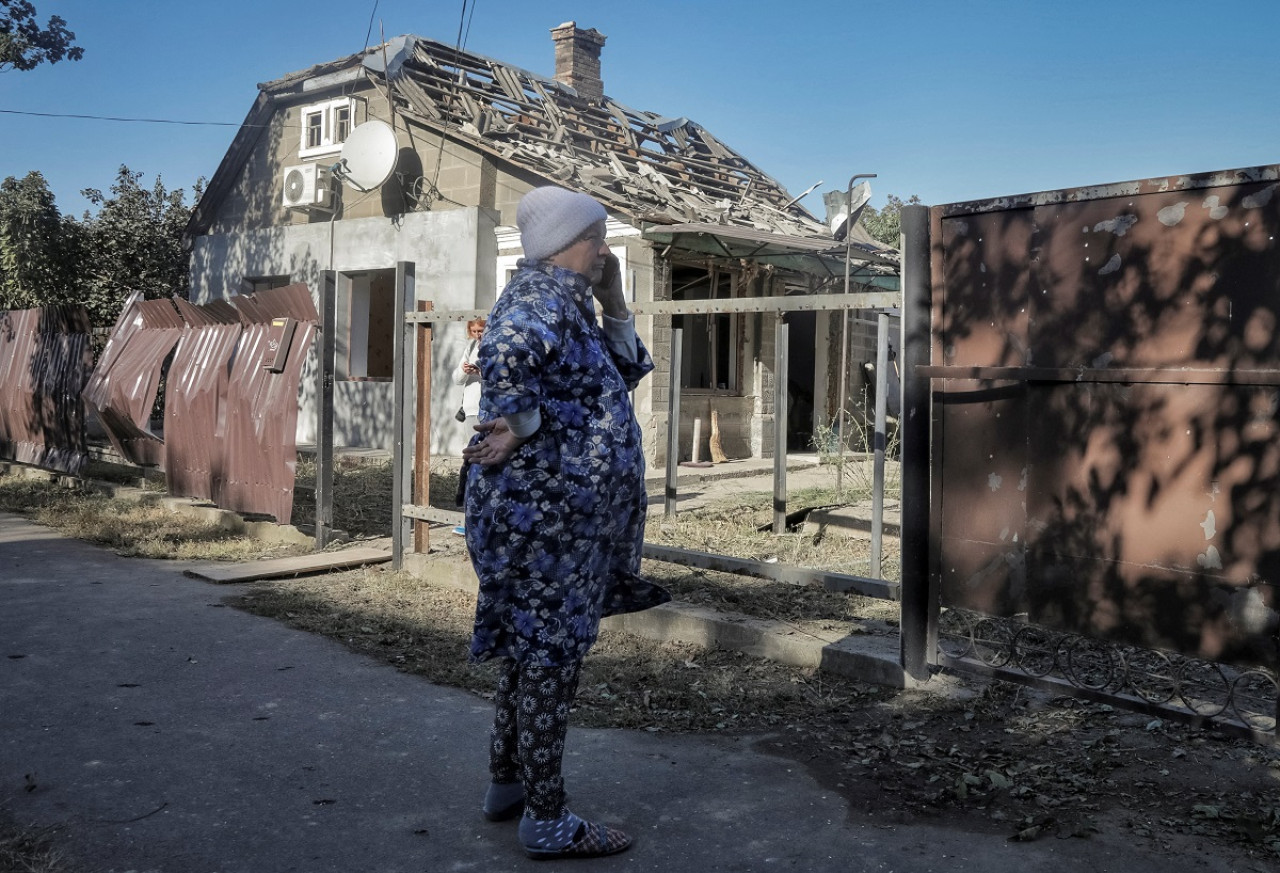 Una anciana sufrió quemaduras tras un bombardeo en Odesa. Foto: Reuters.