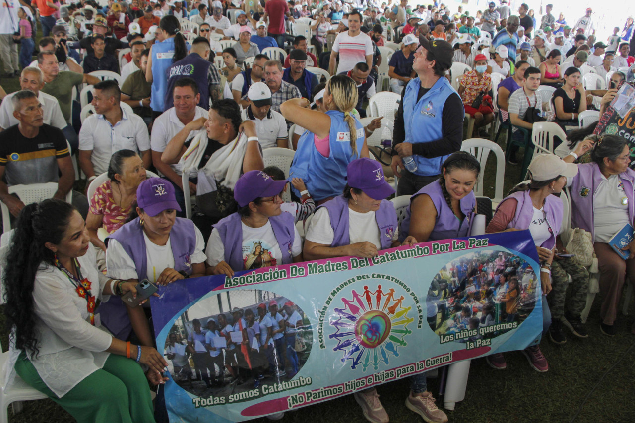 Miles de asistentes llegan al polideportivo municipal en Tibú (Colombia). Foto: EFE