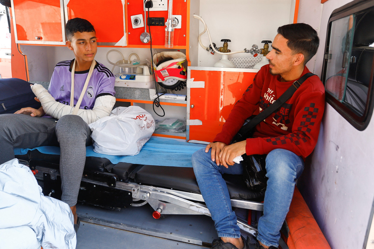 Palestinos heridos salen en ambulancias por el paso de Rafah. Foto: Reuters.