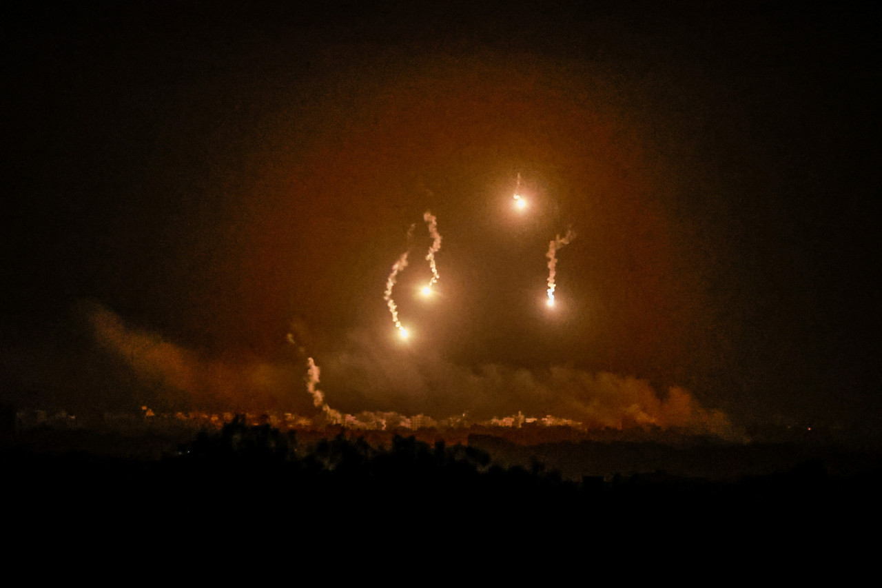 Bengalas arden sobre el cielo de Gaza. Foto: Reuters.