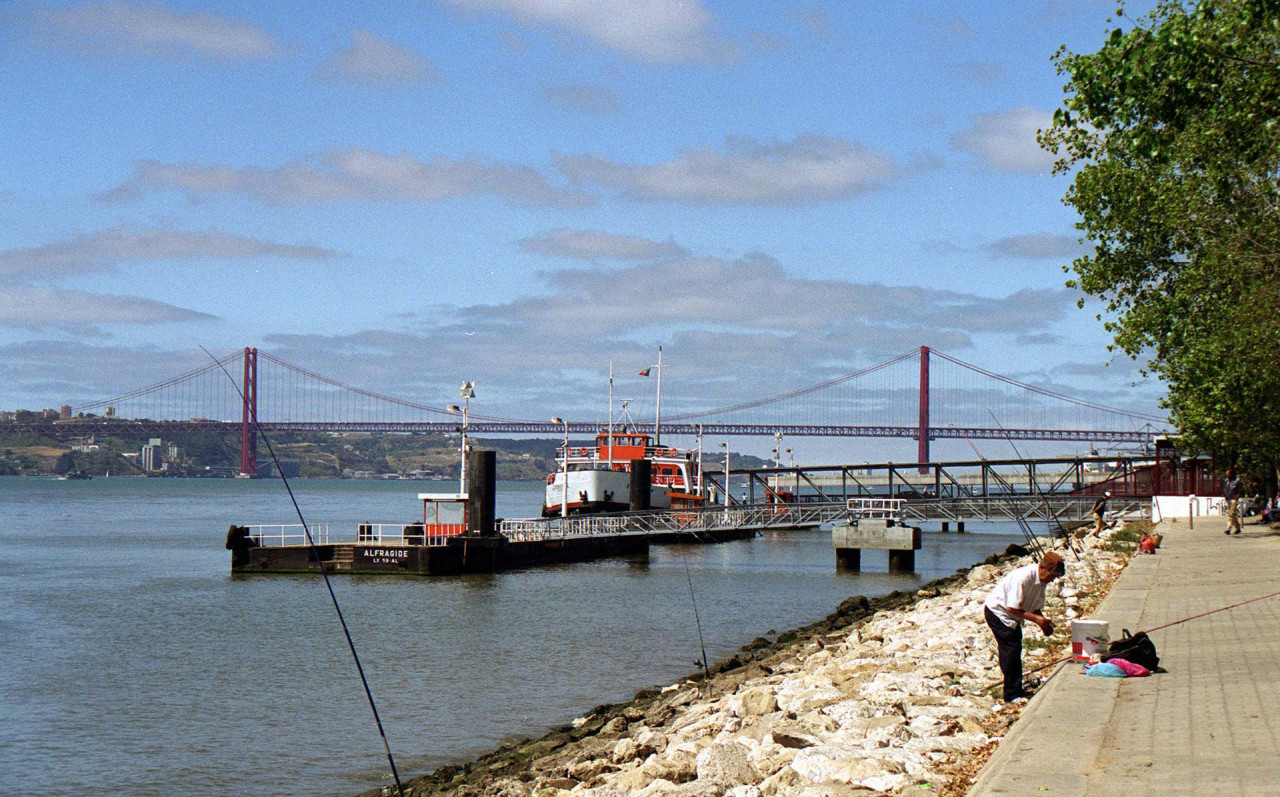 Imagen de archivo del estuario del Tajo, con el Puente 25 de abril al fondo. Foto EFE.