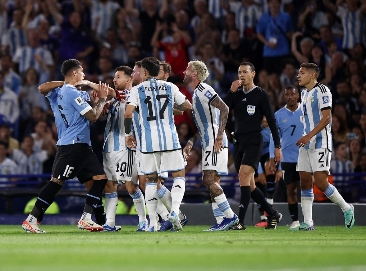 Pelea, Argentina vs. Uruguay, Eliminatorias. Foto: Reuters.