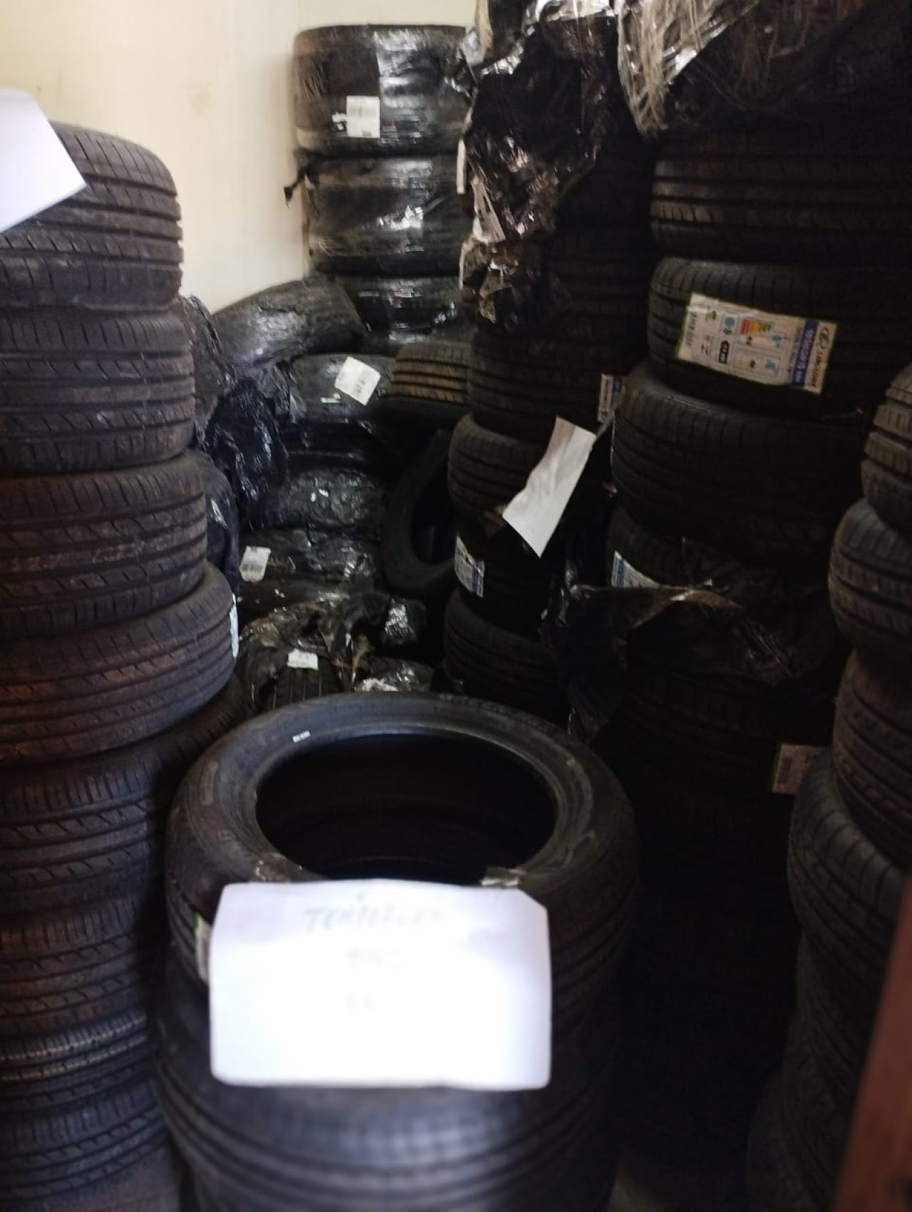 Contrabando de neumáticos detenido por la Aduana. Video: Prensa.