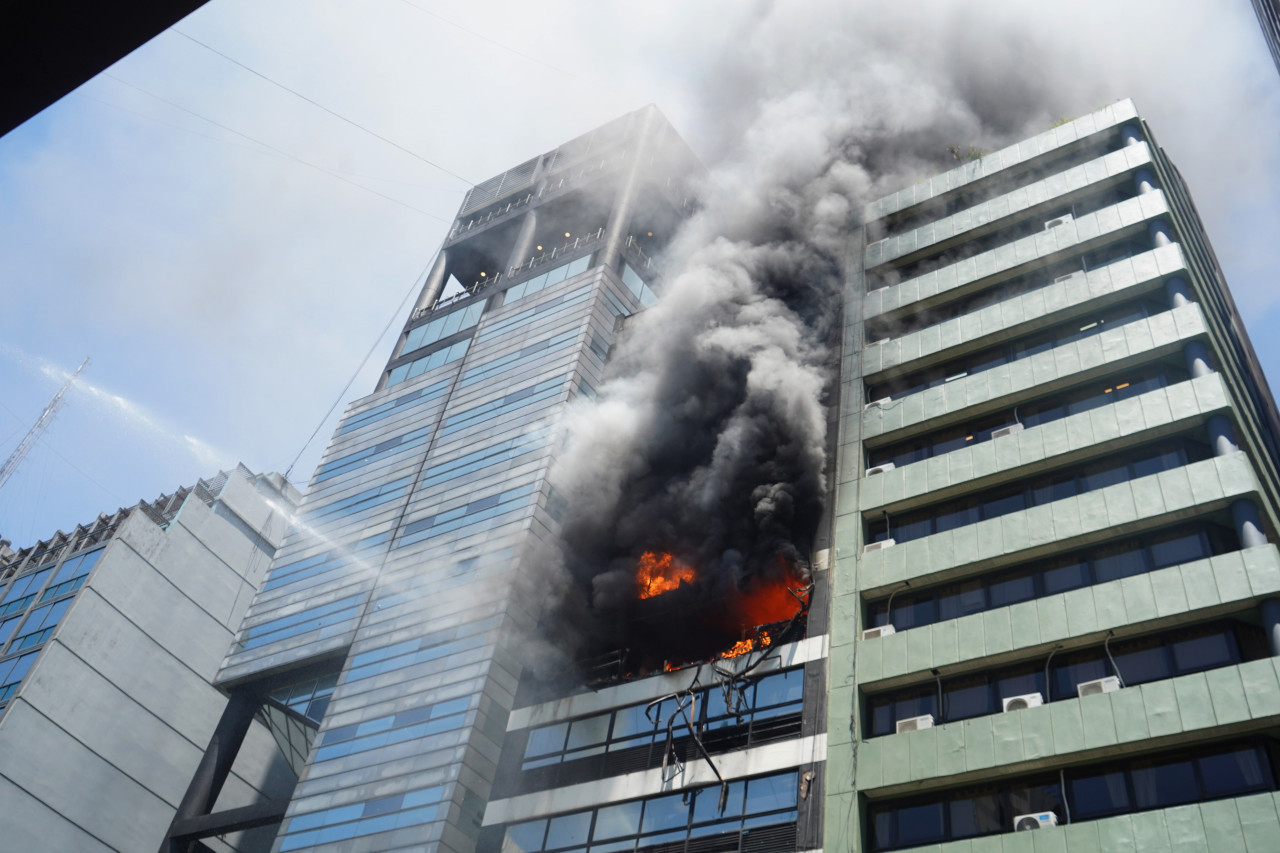 Explosión e incendio junto al Ministerio de Trabajo. Foto: Télam.