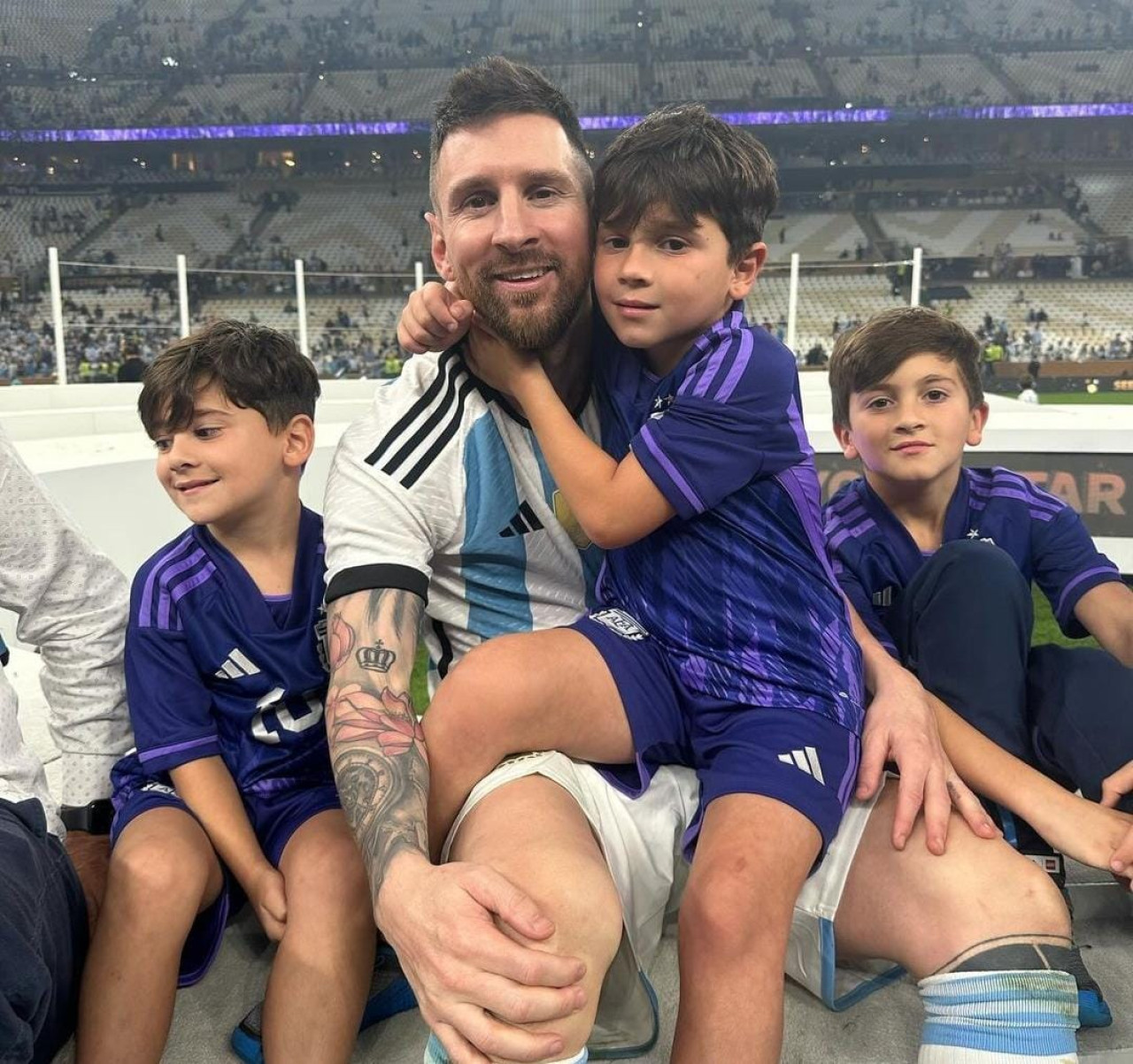 Lionel Messi junto a sus hijos en el Mundial de Qatar. Foto: Instagram (@antonelaroccuzzo).