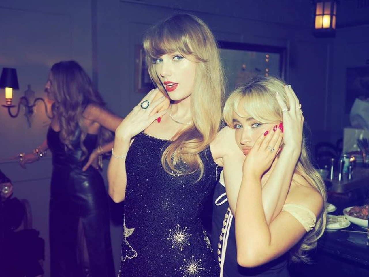 Taylor Swift luciendo su lujoso regalo. Foto: Instagram.