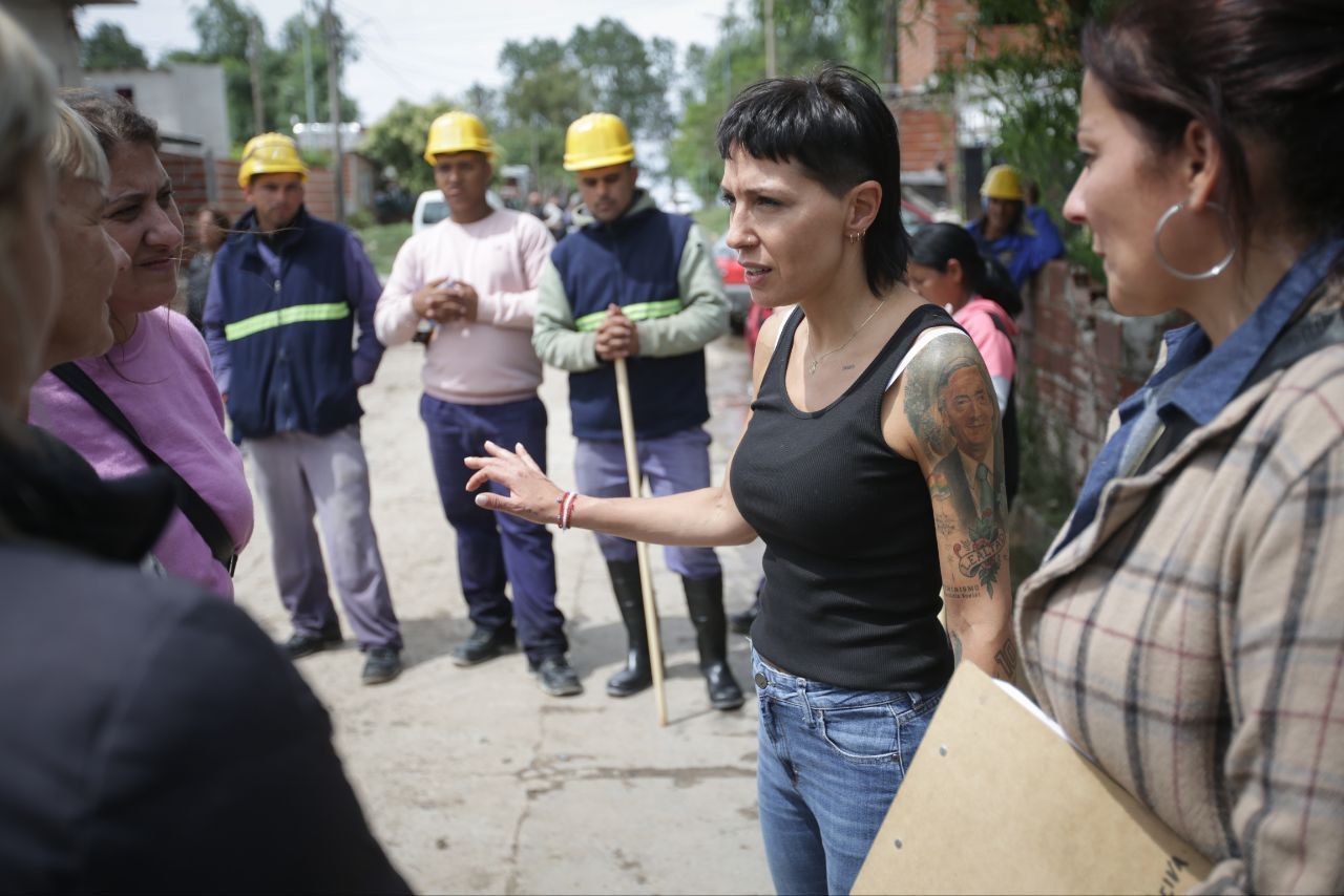 Recorrida de Mayra Mendoza por los trabajos tras el temporal en Quilmes. Foto: Prensa.