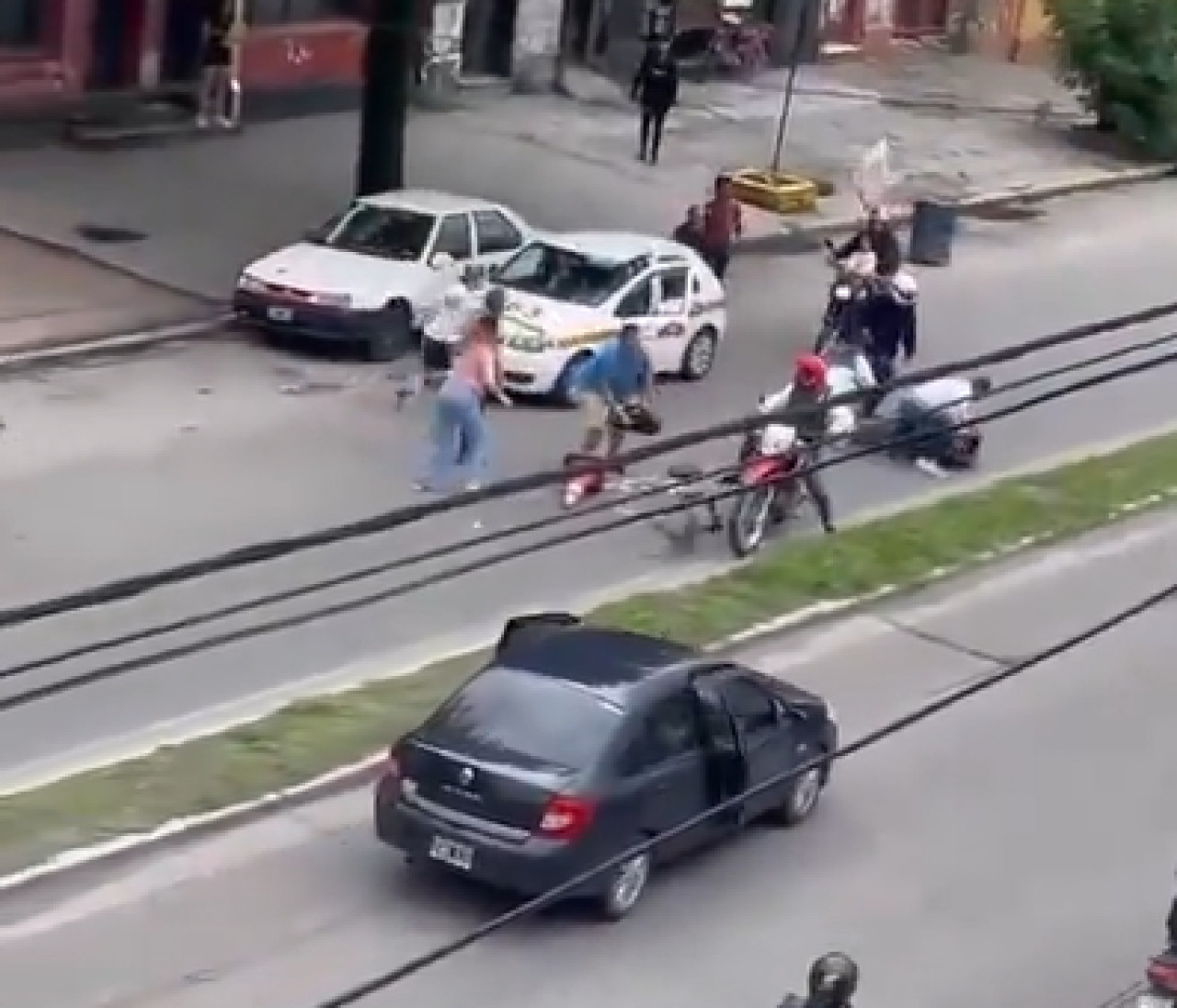 Vecinos linchando a ladrones en Tucumán. Foto: captura video